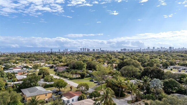 Building Photo - 320 S 28th Ave