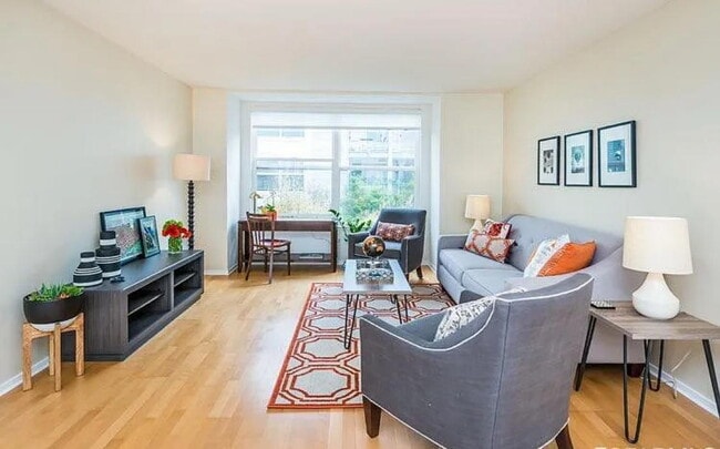 Building Photo - Lovely one bedroom, one bath condo, that has been recently updated with fresh paint.