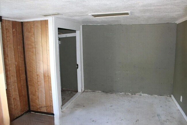 Building Photo - 6 bedroom, 2 Bath Home Available in August!