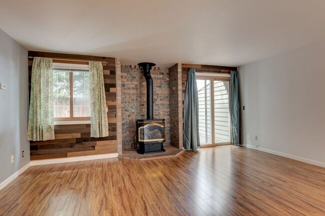 Building Photo - 3 Bedroom, 2 Bath Spacious Townhome with F...