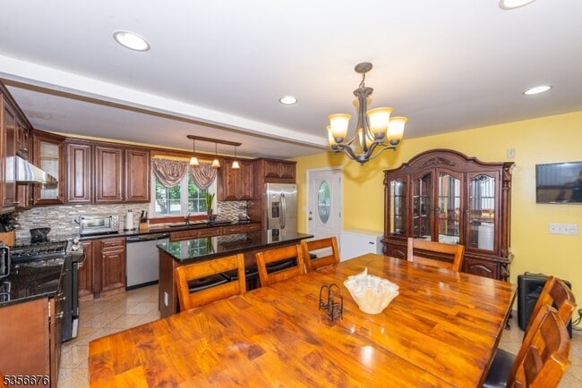 Building Photo - 3-13 Fair Lawn Ave