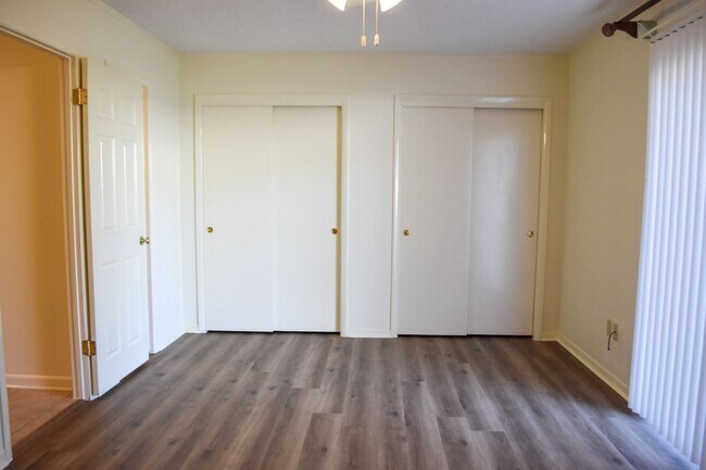 Building Photo - Three Bedroom Two Bath outside Eglin Gates