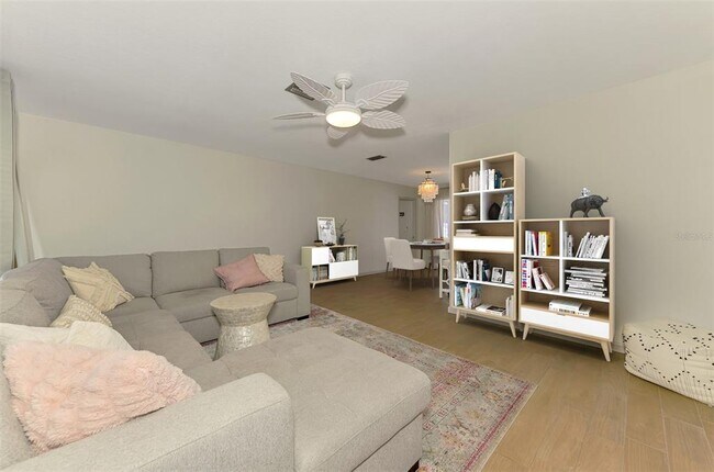 Building Photo - 2221 Pine View Cir