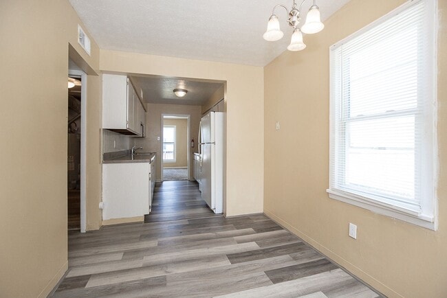 Building Photo - 3 Bedroom/1 bath Single House!!
