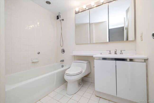 Building Photo - 170 W Broadway