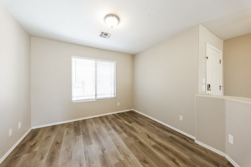 Building Photo - 13122 W Clarendon Ave