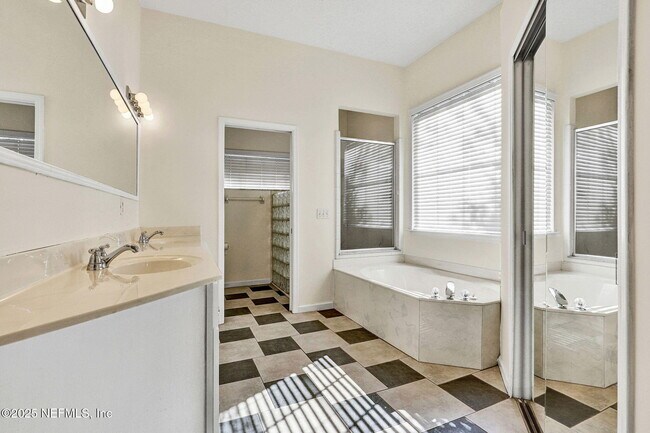 Building Photo - 2004 Water Crest Dr