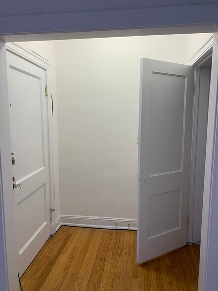 Photos may be of a similar apartment - 1509 Oak Ave