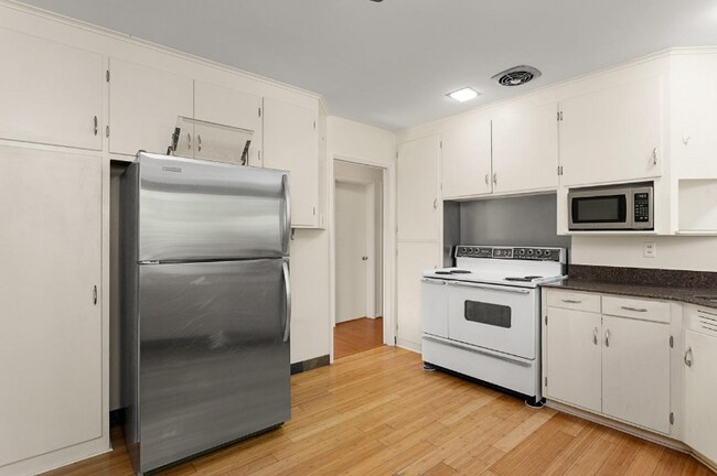 Building Photo - 3145 Sheridan St