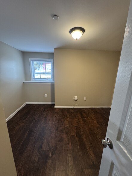 Building Photo - 9 Main St