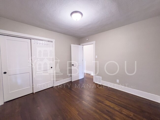 Building Photo - Downtown Bungalow with Large backyard