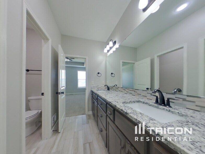 Building Photo - 1029 NE Copperwood Dr