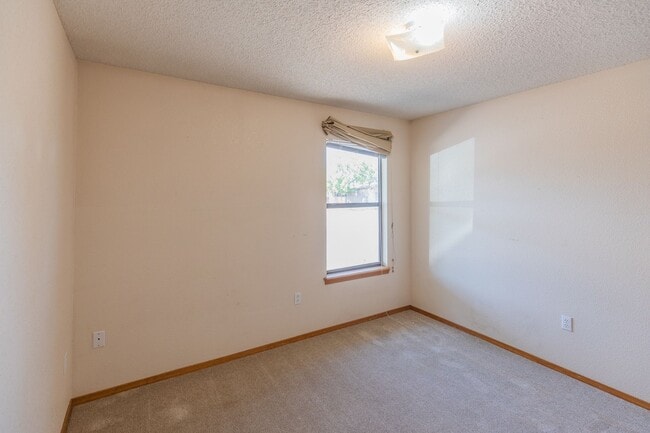Building Photo - 3 Bedroom 2 Bath Home