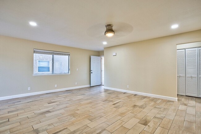 Building Photo - Fantastic 3 bed condo