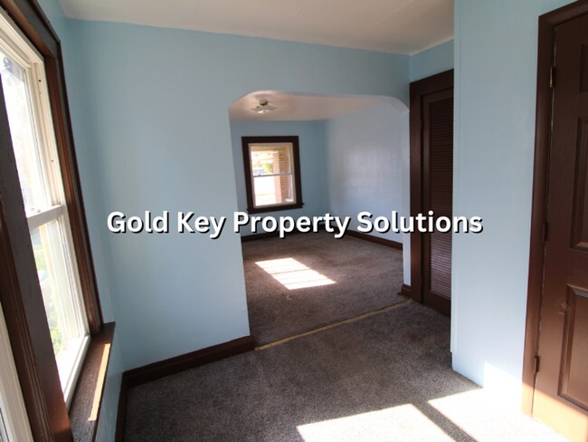 Building Photo - Cute 1 BR Duplex with Dining Room and Cove...