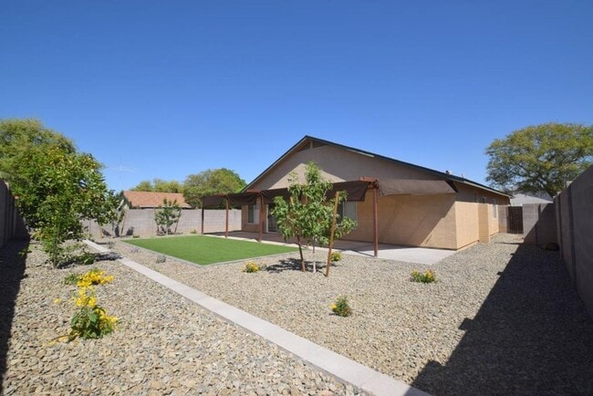 Building Photo - Beautiful remodeled 4 bedroom home!
