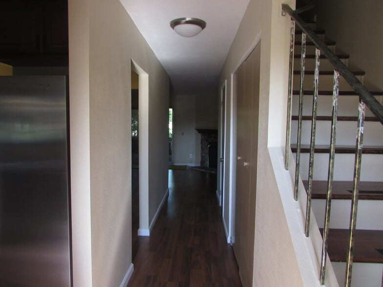 Building Photo - 1460 Parkway Dr