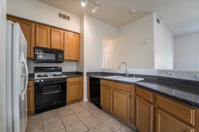 Building Photo - 3 Bedroom Open Layout Condo in Gated Commu...