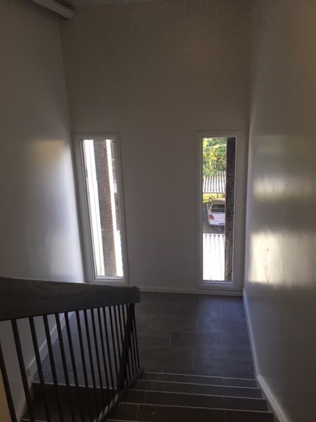 Building Photo - Spacious Furnished Guy Room Downtown ASAP