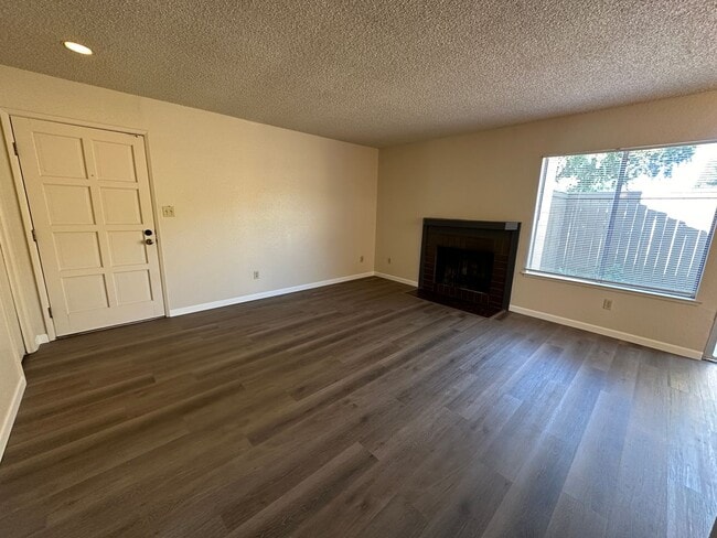 Building Photo - COL370