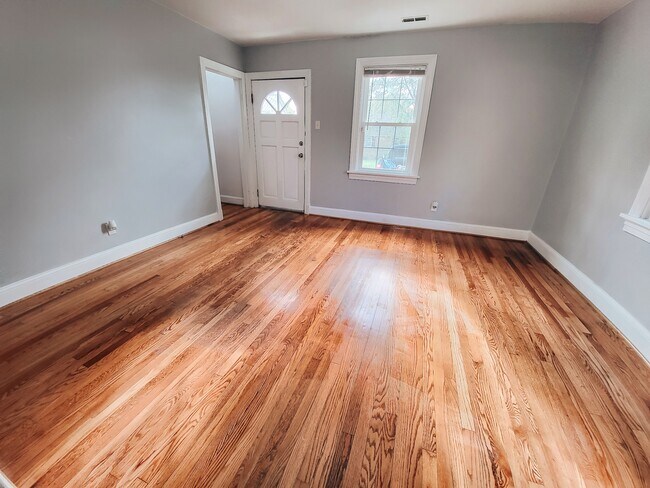 Building Photo - 8 N Ivy Ave