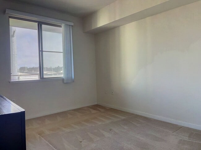 Building Photo - 1 Bed, 1 Bath Penthouse Level Condo w Park...