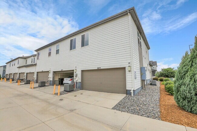 Building Photo - $2,750.00, 3 bed, 2.5 bath located in Denver