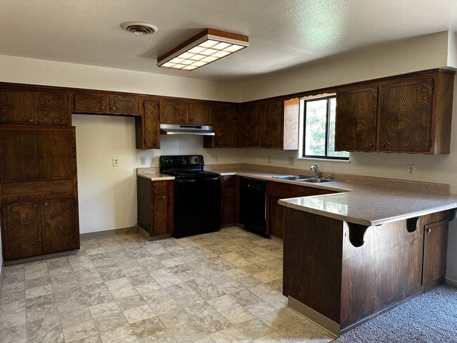 Building Photo - South Redding Home