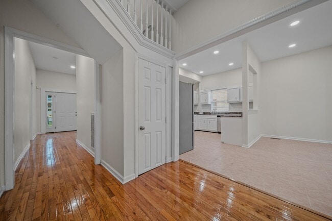 Building Photo - Spacious & Recently Renovated 4 Bedroom Home Available Now!!