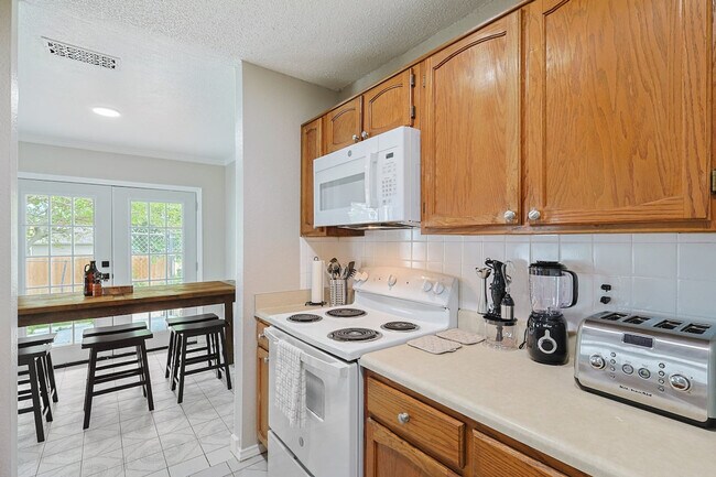 Building Photo - 2501 Highdale Dr