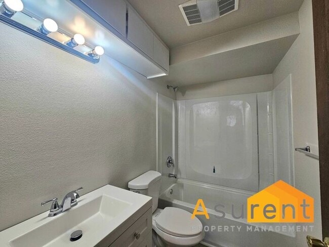 Building Photo - Charming 2-Bedroom 4-plex in Prime Ashland Location Available Now!