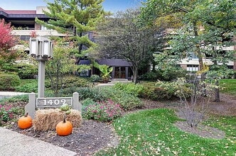 Building Photo - "Charming 2-Bed, 2-Bath Retreat in the Heart of Hinsdale – Spacious 2071 Sq Ft Haven!"