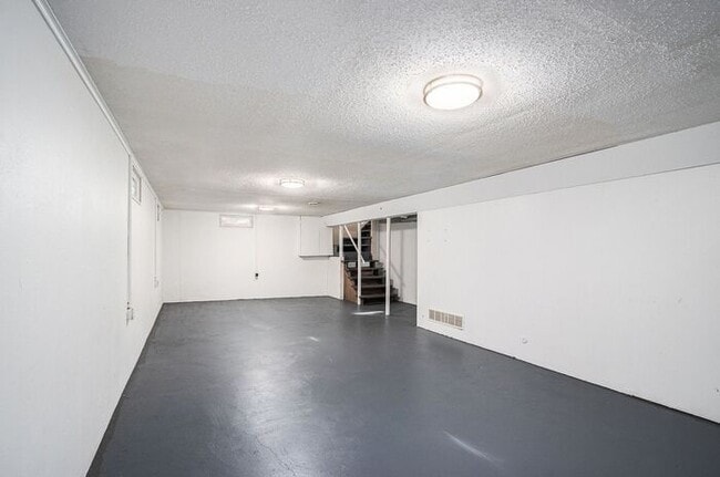 Building Photo - $1495 Charming, remodeled 3-Bed/1-Bath Ran...