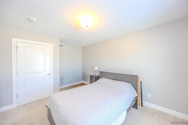 Building Photo - 46 Eagleview Dr