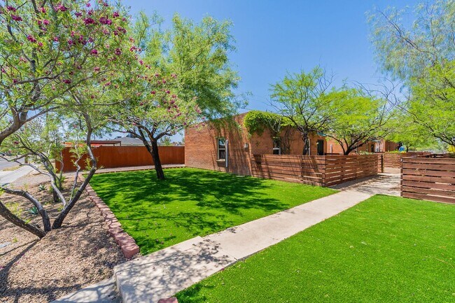 Building Photo - 305-315 N Highland Ave