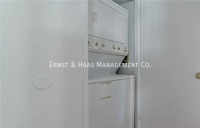 Building Photo - 955 E 3rd St