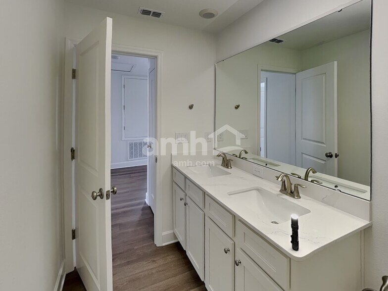 Building Photo - 16421 Cheyanne Ct