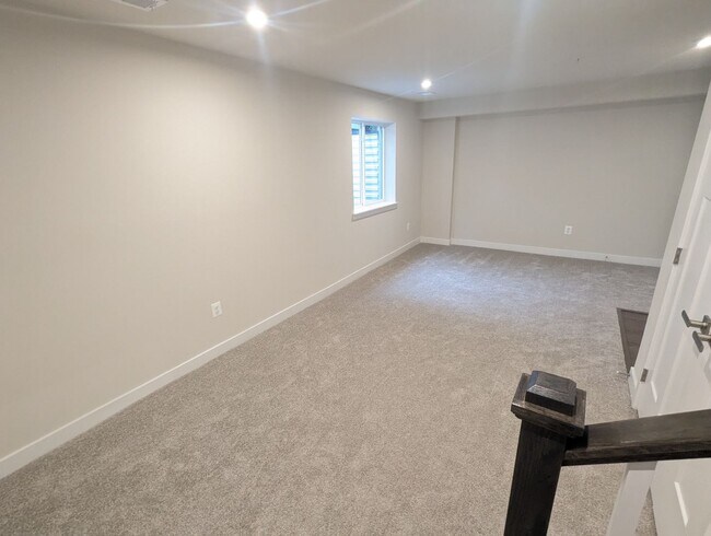 Building Photo - New Build (never lived in) townhouse avail...