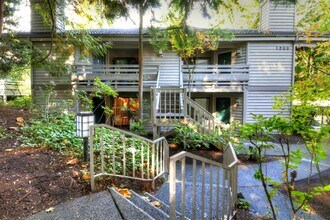 Building Photo - LOCATION, LOCATION, LOCATION wonderful 2 bedroom in the Carlyle.