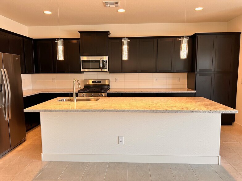 Building Photo - 17282 W Larkspur Dr