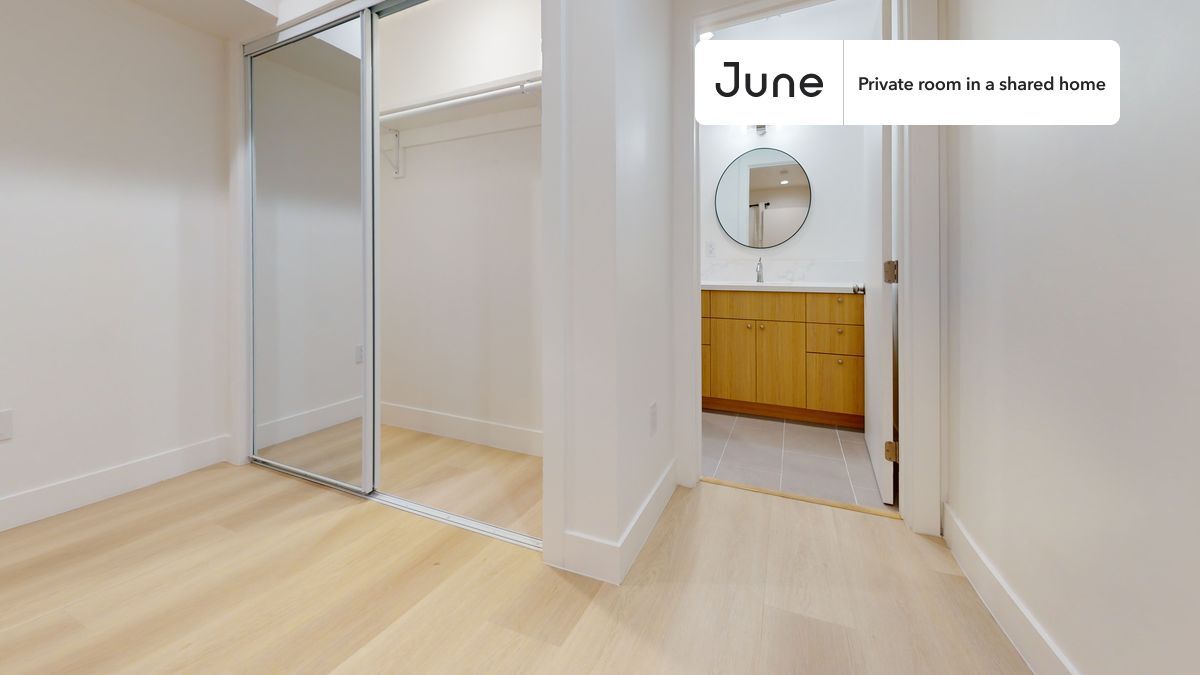 Building Photo - Private bedroom in 5 bed/4 bath Home