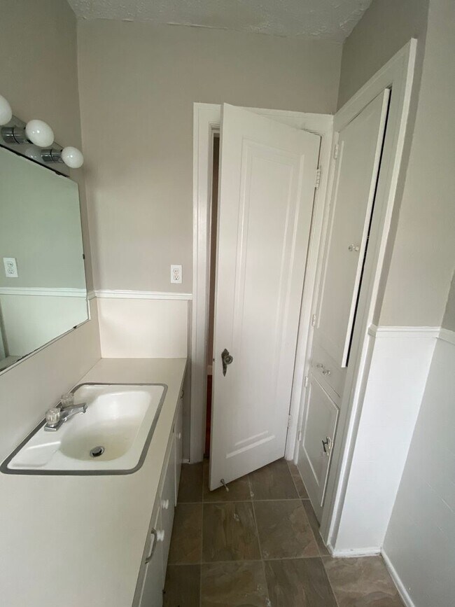 Interior Photo - 4000 Hawthorne Avenue