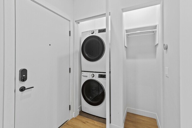 Building Photo - Luxurious West Loop Mid Rise! High End Finishes & Outstanding Amenities! Ready 5/1!