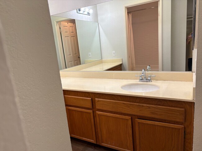 Building Photo - 2 Bedroom 2 Bath Condo Now Available - Att...