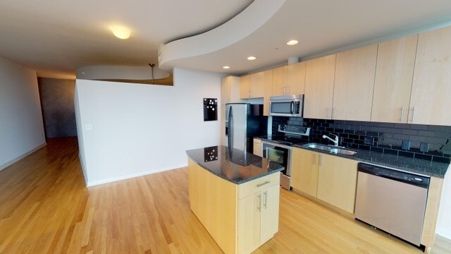 Building Photo - Stunning Center City High Rise Condo on th...