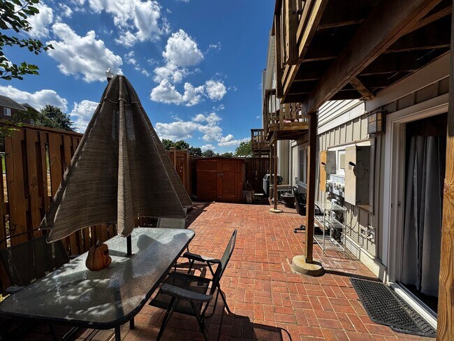 Building Photo - Furnished 2BR, 2BA Condo with Backyard in ...
