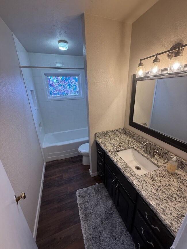 Building Photo - Available now! 4 bedroom 2 bath