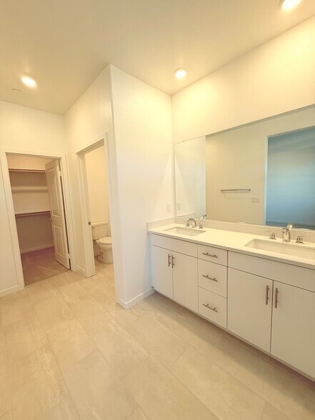 Building Photo - 2583 Cloudview Privado