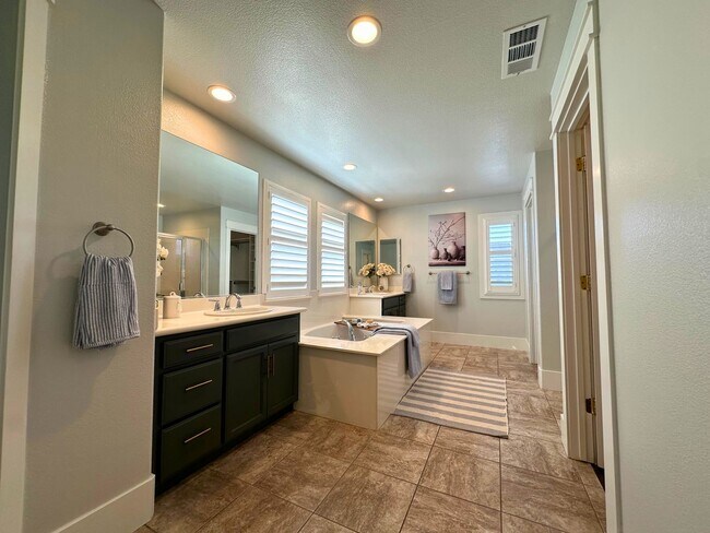 Building Photo - Stunning 4 Bedroom, 2.5 Bath Lawrence Ranch Home With Solar
