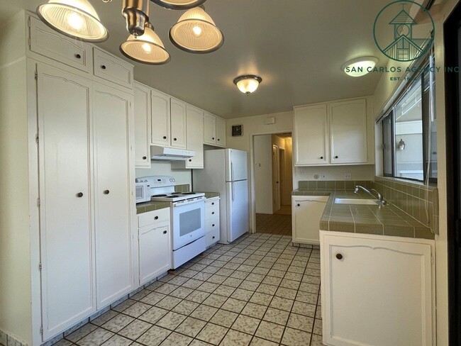 Building Photo - Two Bed Home in Country Club Gate Community